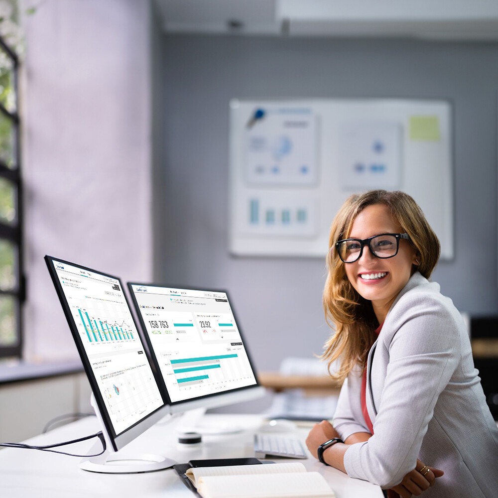 A woman in an office uses Stratus for Data Warehousing